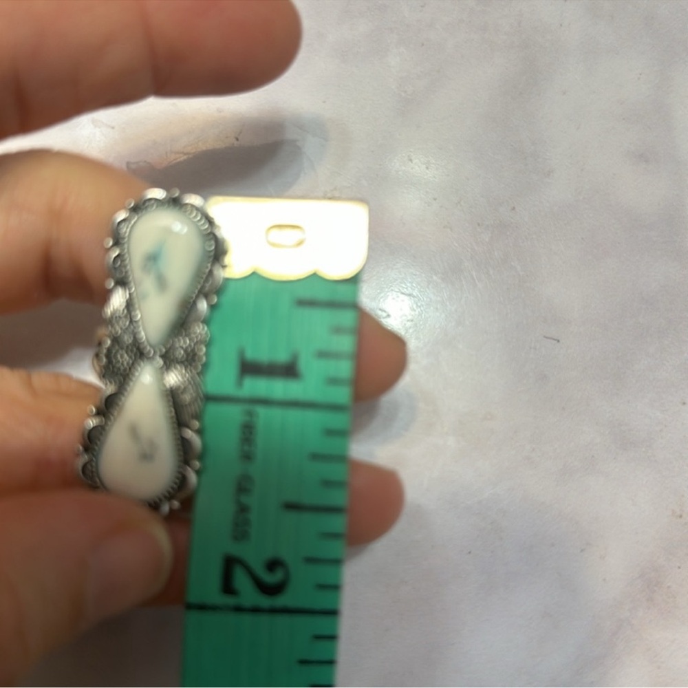 cute vintage looking ring its super light pre-owned 8 - Picture 4 of 6